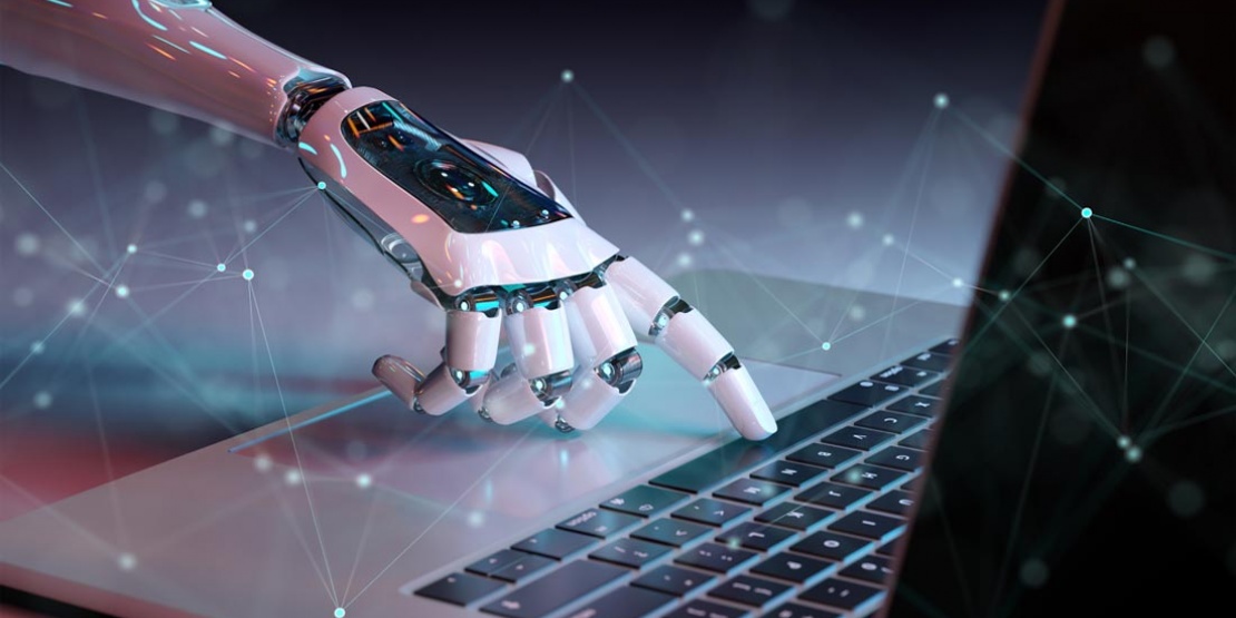 Main robotique tapant sur un ordinateur portable